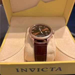 Watch very Nice Invicta watch with leather band GREAT condition